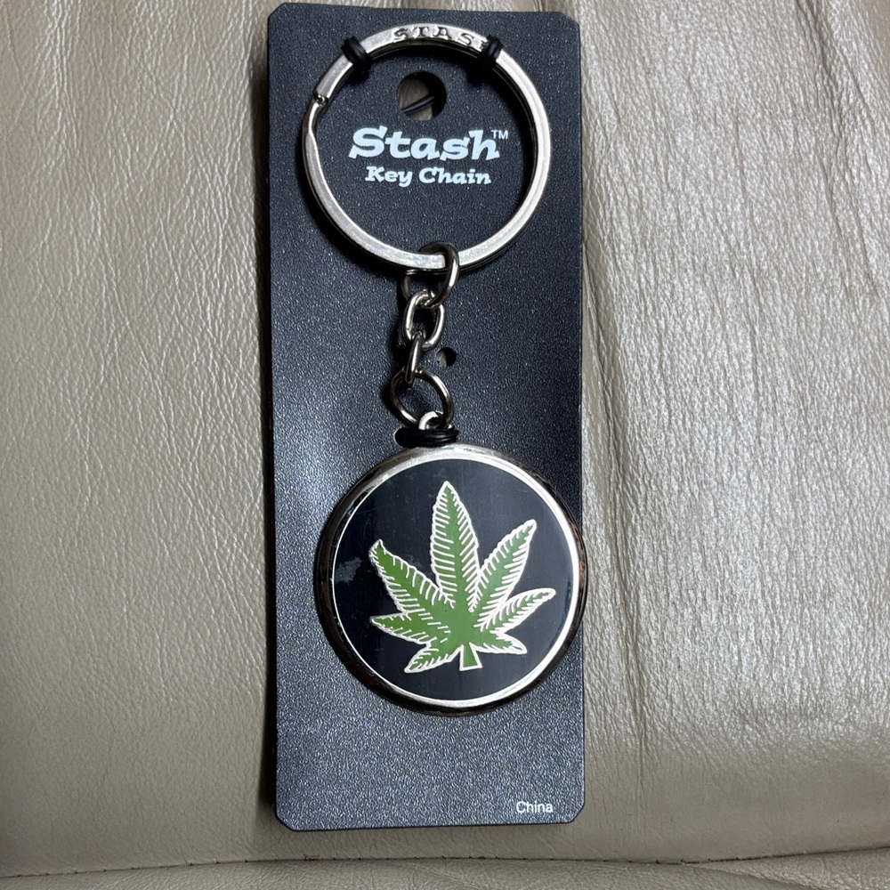 Stash Key Chain with Leaf Design